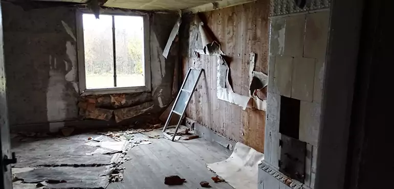 Why Selling a Distressed House Through Traditional Methods Fails in Clarksville